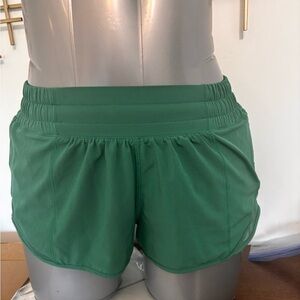 Lululemon Hotty Hot Low-Rise Lined Shorts 2.5” green sz 4